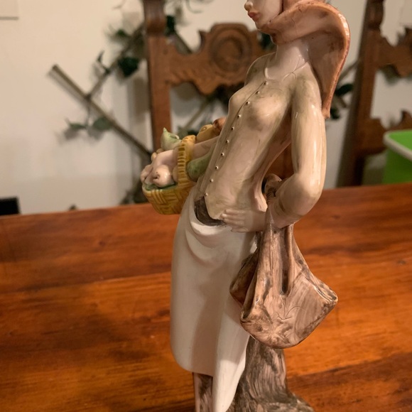 Fontanini 11" La statue woman basket imported Italy 2014 - Picture 10 of 12